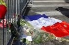 Francouzská vlajka a květiny na promenádě v Nice dva dny po teroristickém útoku.