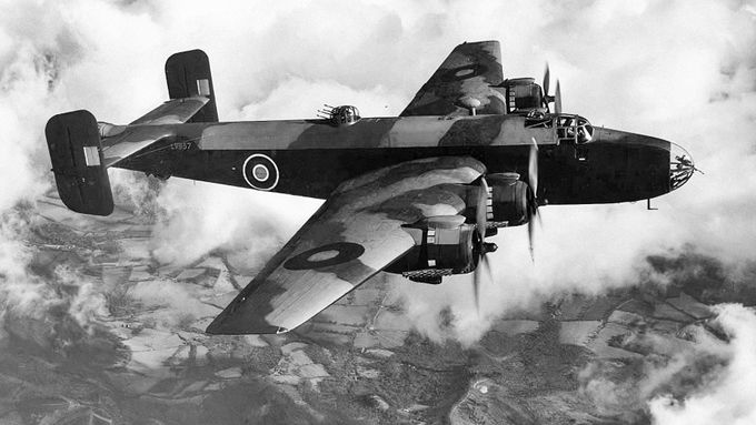 Čtyřmotorové letouny Halifax používala i 138. peruť RAF. Sedm výsadkových operací s nimi v dubnu a říjnu 1942 provedli i čs. letci. Mezi nimi i osádka Leo Anderleho, D.F.C.