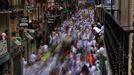 Runners sprint alongside Fuente Ymbro fighting bulls on Estafeta street during the fifth running of the bulls at the San Fermin festival in Pamplona July 11, 2012. Several runners suffered light injuries in a run that lasted three minutes and twelve seconds, according to local media. REUTERS/Vincent West (SPAIN - Tags: ANIMALS SOCIETY) Published: Čec. 11, 2012, 9:38 dop.