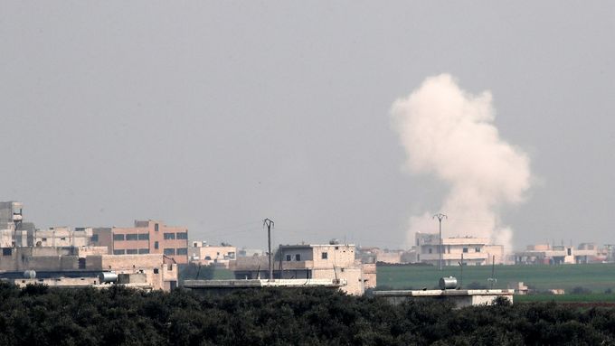 Stoupající kouř v syrském Idlibu po jednom z leteckých náletů