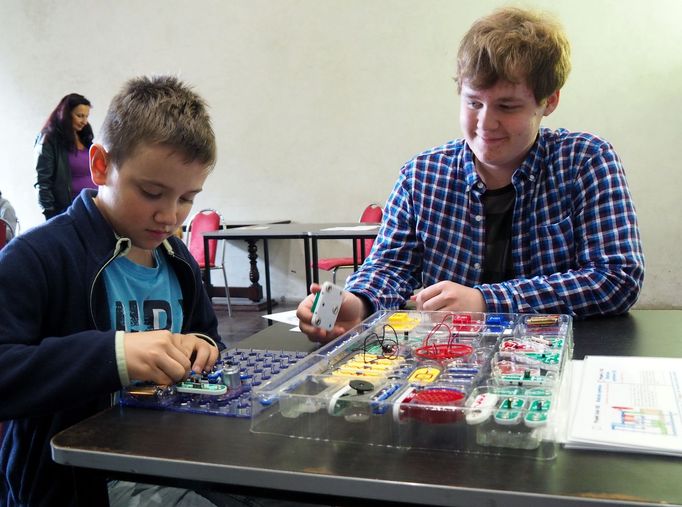 Dobrovolný zájem o fyziku v praxi. Elektronická stavebnice byla stále v permanenci.