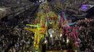 Revellers from Grande Rio samba school participate during the annual Carnival parade in Rio de Janeiro's Sambadrome, February 12, 2013. REUTERS/Ricardo Moraes (BRAZIL - Tags: SOCIETY) Published: Úno. 12, 2013, 5:17 dop.