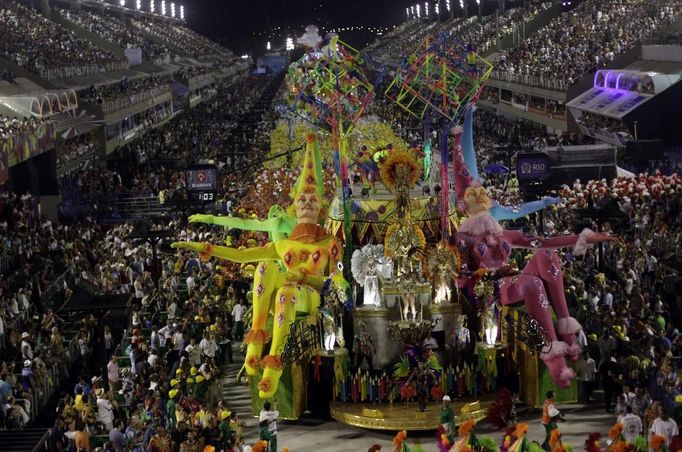 Revellers from Grande Rio samba school participate during the annual Carnival parade in Rio de Janeiro's Sambadrome, February 12, 2013. REUTERS/Ricardo Moraes (BRAZIL - Tags: SOCIETY) Published: Úno. 12, 2013, 5:17 dop.