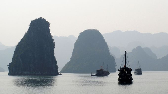 Turistické lodě ve vietnamské zátoce Ha Long, ilustrační foto