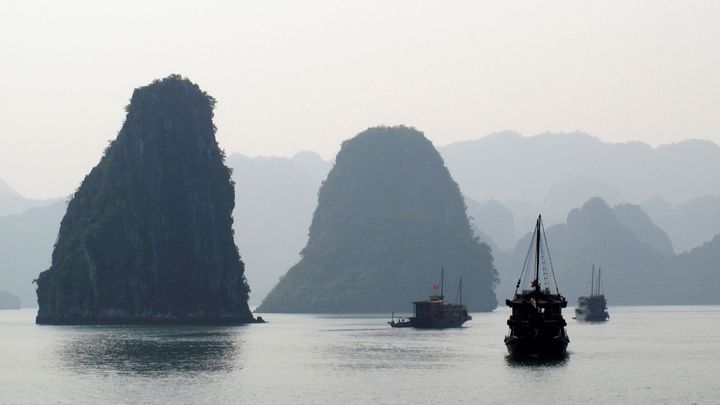 Ve slavné zátoce Ha Long se za bouře potopila turistická loď, nejméně 34 lidí zemřelo; Zdroj foto: Reuters