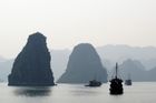 Ve slavné zátoce Ha Long se potopila turistická loď, nejméně tři lidé zemřeli
