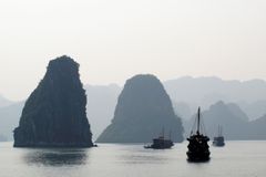 Ve slavné zátoce Ha Long se za bouře potopila turistická loď, nejméně 34 lidí zemřelo
