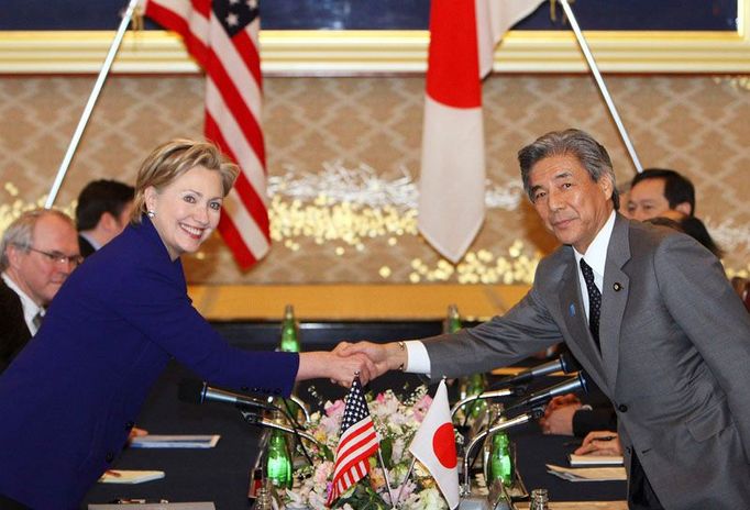 Hillary Clintonová se zdraví s japonským ministrem zahraničí Hirofumim Nakasonem.