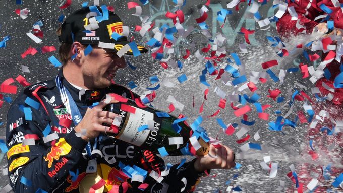 Max Verstappen slaví vítězství v GP USA.