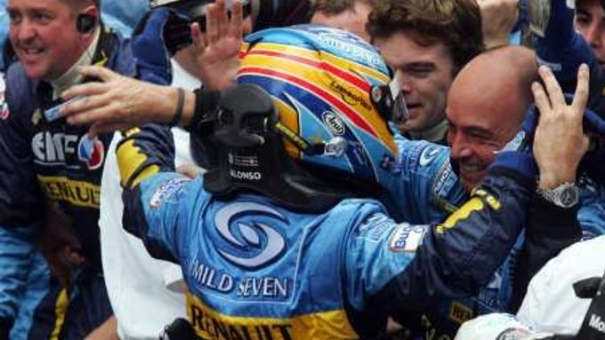 Fernando Alonso se raduje z vítězství v Monaku.