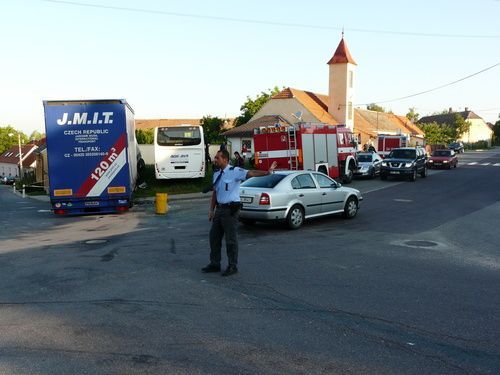 Srážka kamionu s autobusem na Znojemsku