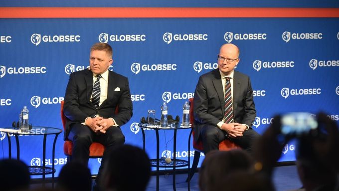 Robert Fico a Bohuslav Sobotka na konferenci Globsec