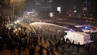 Policie v Tel Avivu vodními děly rozehnala masivní protivládní protesty (26/3/23)