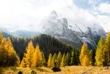 Průsmyk Passo Fedaia, na pozadí hora Marmolada, královna Dolomit. Podzimní Alpy miluji. Barvy, ranní mlhy, déšť, ideální teplota a málo lidí. Co víc si přát.