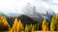 Průsmyk Passo Fedaia, na pozadí hora Marmolada, královna Dolomit. Podzimní Alpy miluji. Barvy, ranní mlhy, déšť, ideální teplota a málo lidí. Co víc si přát.