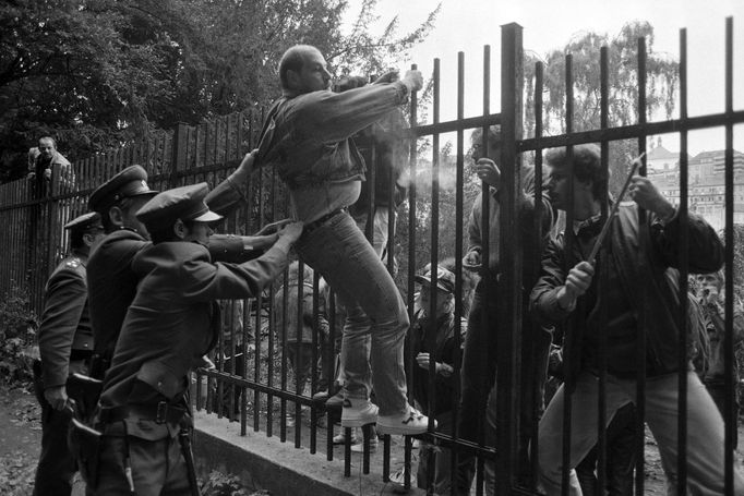 Situace uvnitř a vně velvyslanectví SRN, kde stovky uprchlíků z Východního Německa hledalo azyl, ve snaze se dostat mimo železnou oponu. Praha 1989.