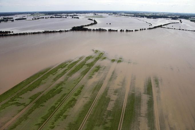 An aerial view shows the waters of the Elbe river inundating agricultural fields during floods near Magdeburg in the federal state of Saxony Anhalt, June 10, 2013. Tens of thousands of Germans, Hungarians and Czechs were evacuated from their homes on Wednesday as soldiers raced to pile up sandbags to hold back rising waters in the region's worst floods in a decade. REUTERS/Thomas Peter (GERMANY - Tags: DISASTER ENVIRONMENT AGRICULTURE)