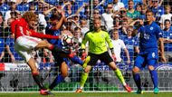 Do velké šance se zkraje zápasu dostal Marouane Fellaini, ale Leicester neinkasoval. Na druhé straně trefil Okazaki břevno.