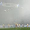 SL: Plzeň-Sparta: zahalený stadion kouřem z dýmovnic.