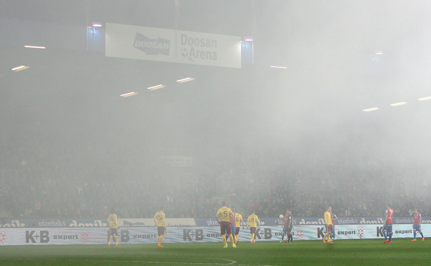 SL: Plzeň-Sparta: zahalený stadion kouřem z dýmovnic.