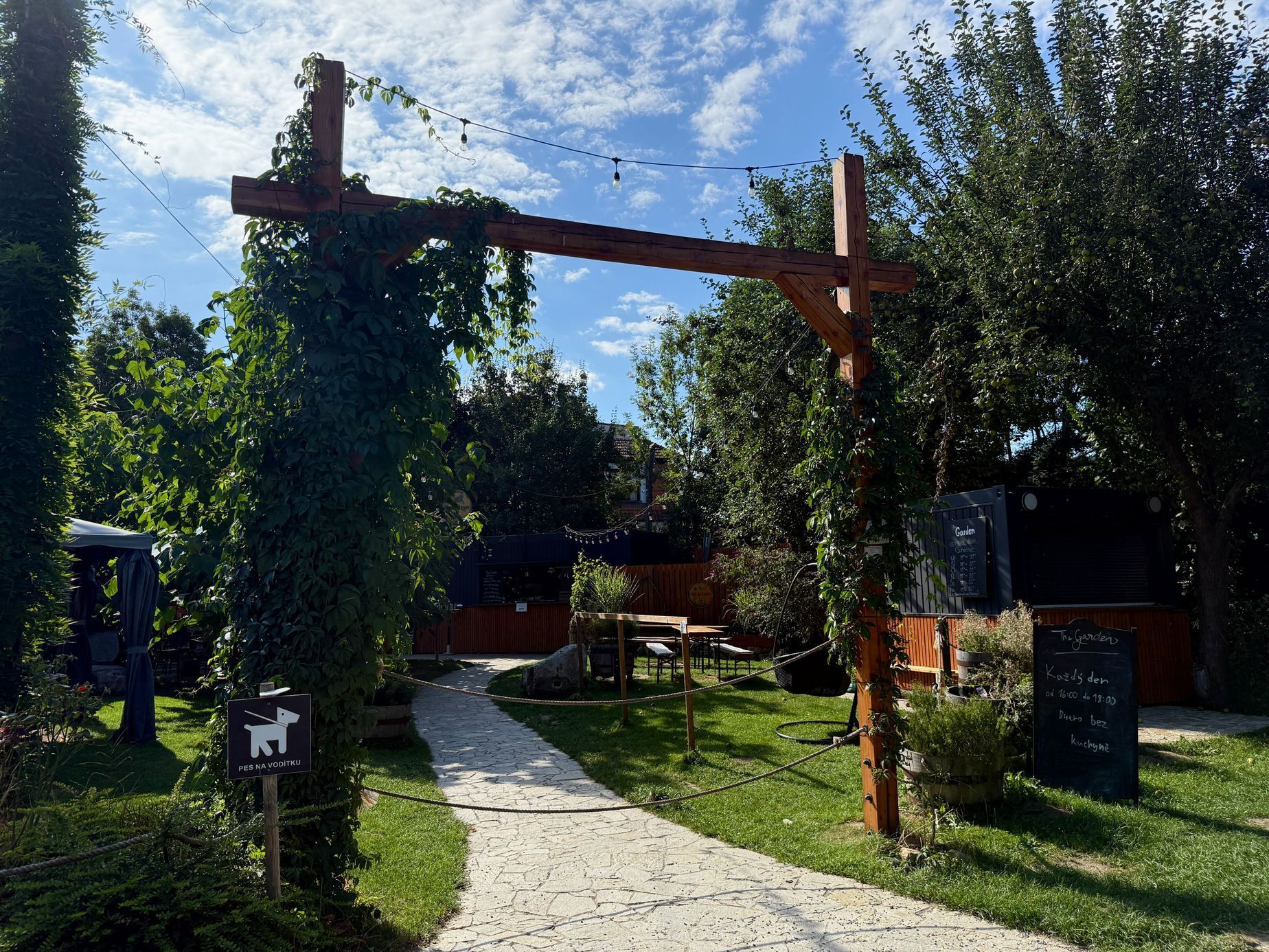 The Garden, bistro, jídlo, Srbsko, příroda, zahrada