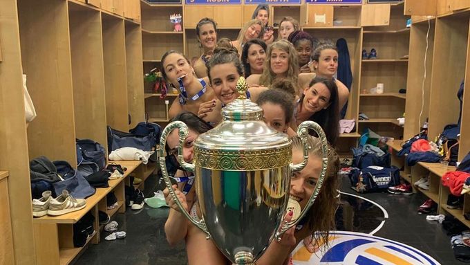 Volejbalistky Imoco Volley Conegliano se vyfotily s trofejí pro vítěze italské ligy nahé