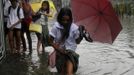 PHILIPPINES/ Description: Students wade in knee-deep floodwater after a heavy downpour in Quezon City, Metro Manila July 3, 2012. Heavy rain has flooded some roads, causing classes to be suspended in parts of Metro Manila, local media reported. REUTERS/Cheryl Ravelo (PHILIPPINES - Tags: ENVIRONMENT EDUCATION TPX IMAGES OF THE DAY) Published: Čec. 3, 2012, 1:53 dop.