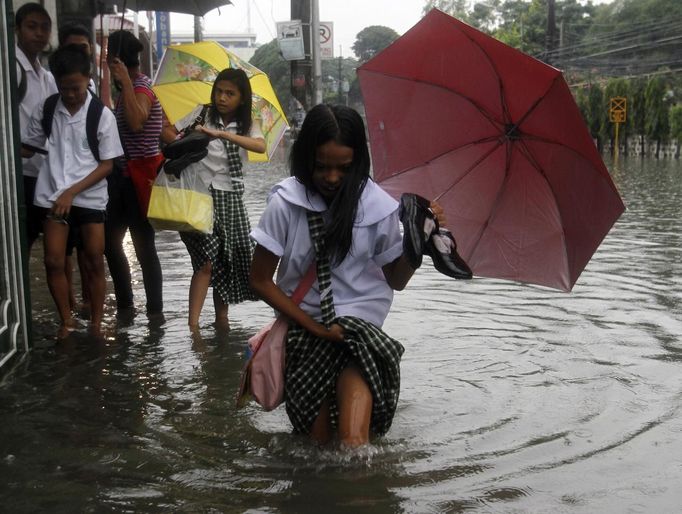 PHILIPPINES/ Description: Students wade in knee-deep floodwater after a heavy downpour in Quezon City, Metro Manila July 3, 2012. Heavy rain has flooded some roads, causing classes to be suspended in parts of Metro Manila, local media reported. REUTERS/Cheryl Ravelo (PHILIPPINES - Tags: ENVIRONMENT EDUCATION TPX IMAGES OF THE DAY) Published: Čec. 3, 2012, 1:53 dop.