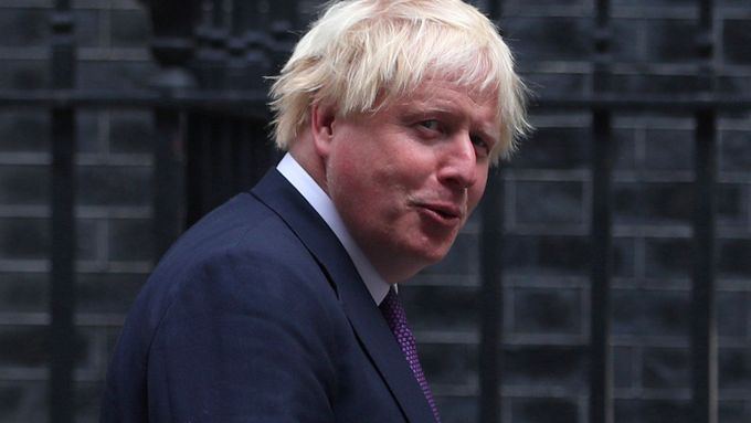 Boris Johnson končí ve vládě Theresy Mayové.