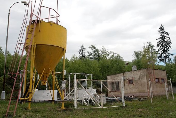 Kyselina fluorovodíková uprostřed lesa? Tady je to "běžné". Silně leptající kyselina se odtud vhání do vrtů, které je potřeba tzv. vyčistit. V Ralsku se jí spotřebovalo už 26 tisíc tun.