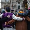 Střelba na Filozofické fakultě UK - pieta - obejmutí školy, zpěv, zármutek, studenti
