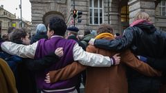 Střelba na Filozofické fakultě UK - pieta - obejmutí školy, zpěv, zármutek, studenti