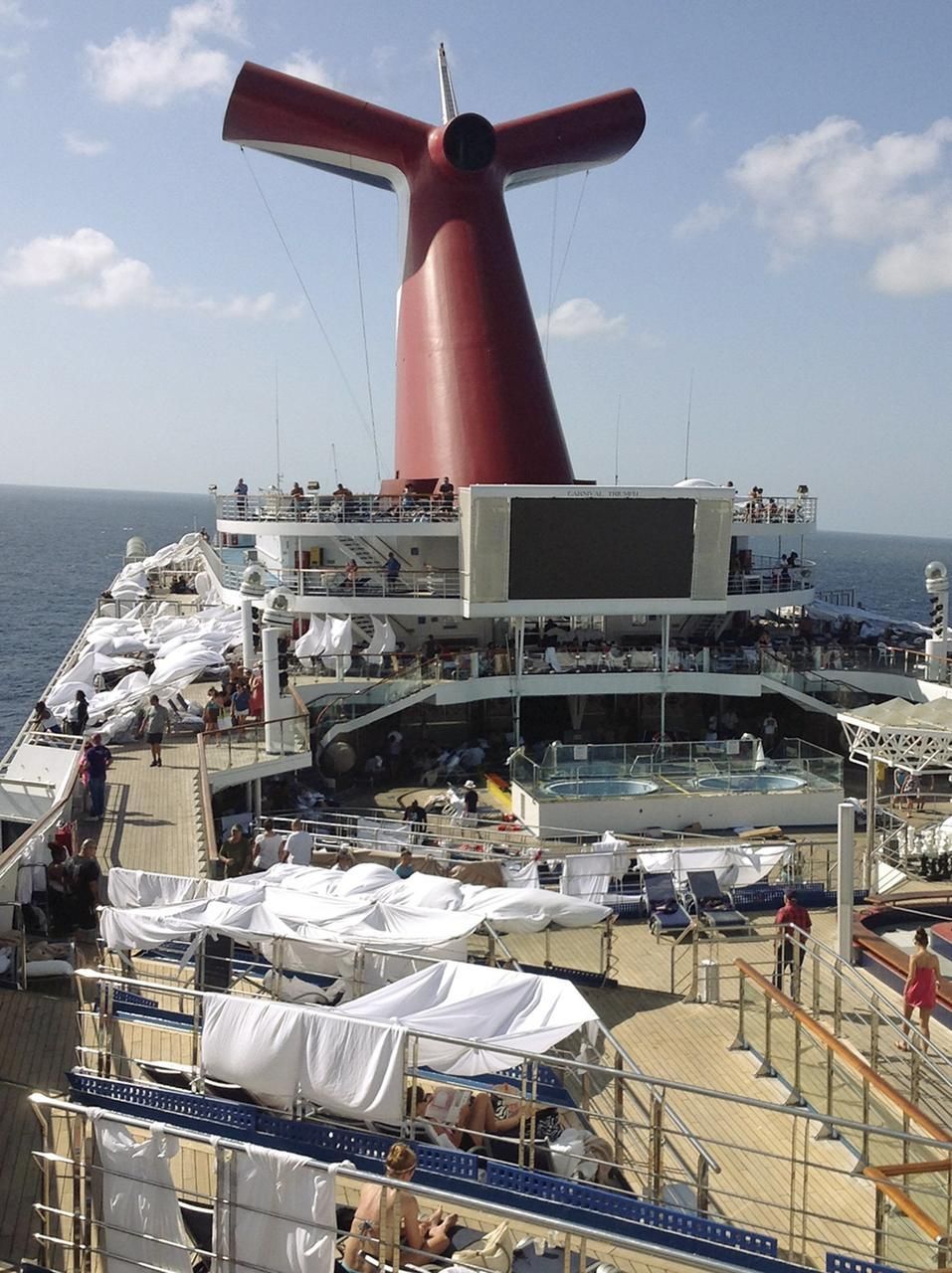 Video: Poškozená loď Carnival Triumph, která zapáchala výkaly tisíců cestujících, konečně dorazila do přístavu v Alabamě.