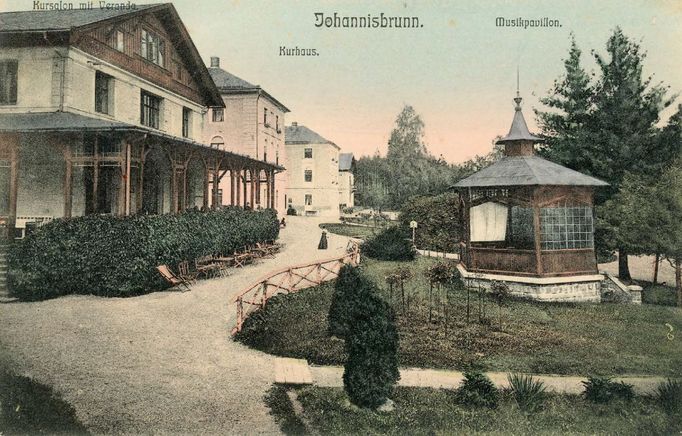 Veranda před částí hlavní budovy a hudebním pavilonem. Nedatovaná pohlednice (cca 1900 - 20. léta 20. století).