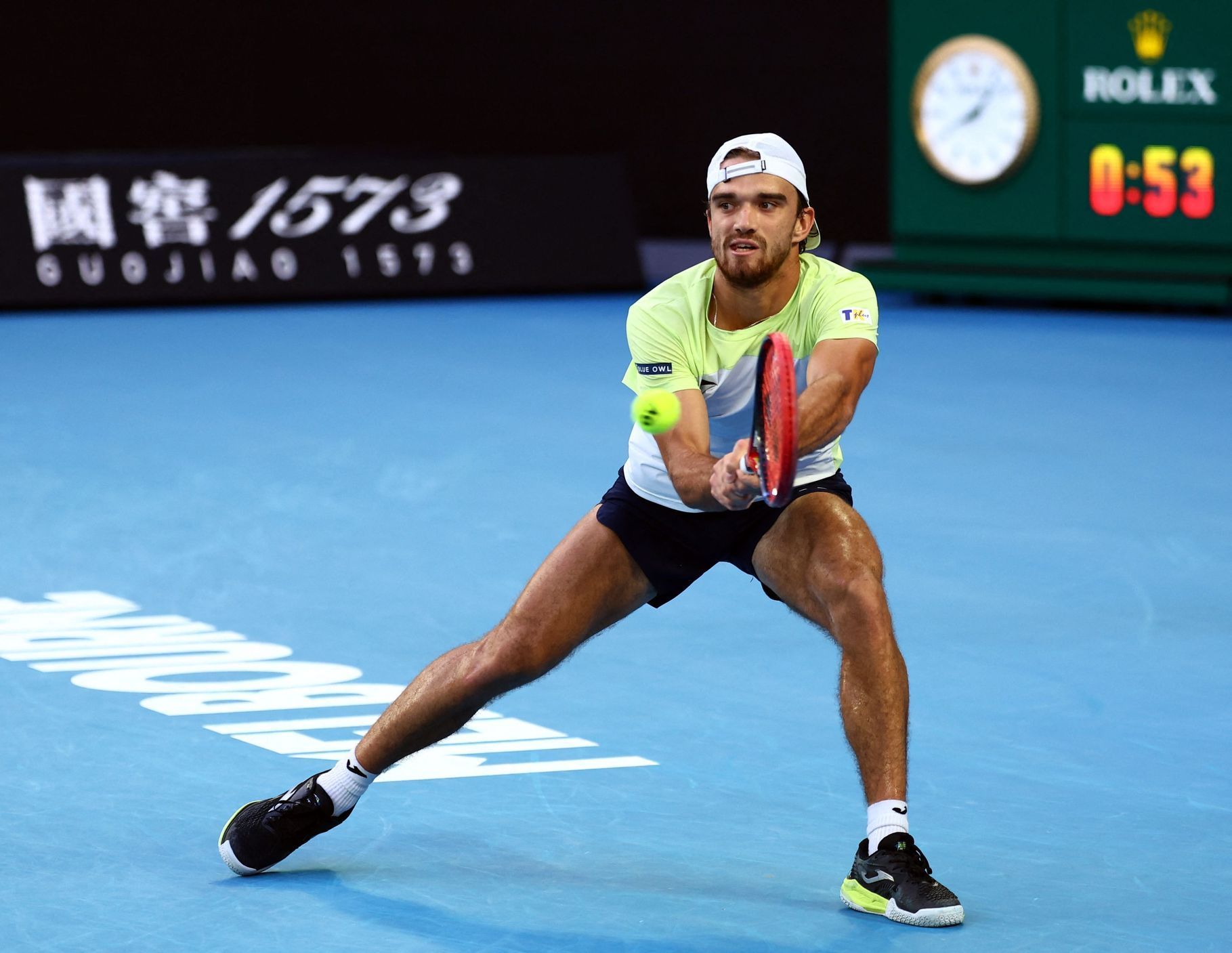 Tomáš Macháč v zápase 3. kola Australian Open s Novakem Djokovičem