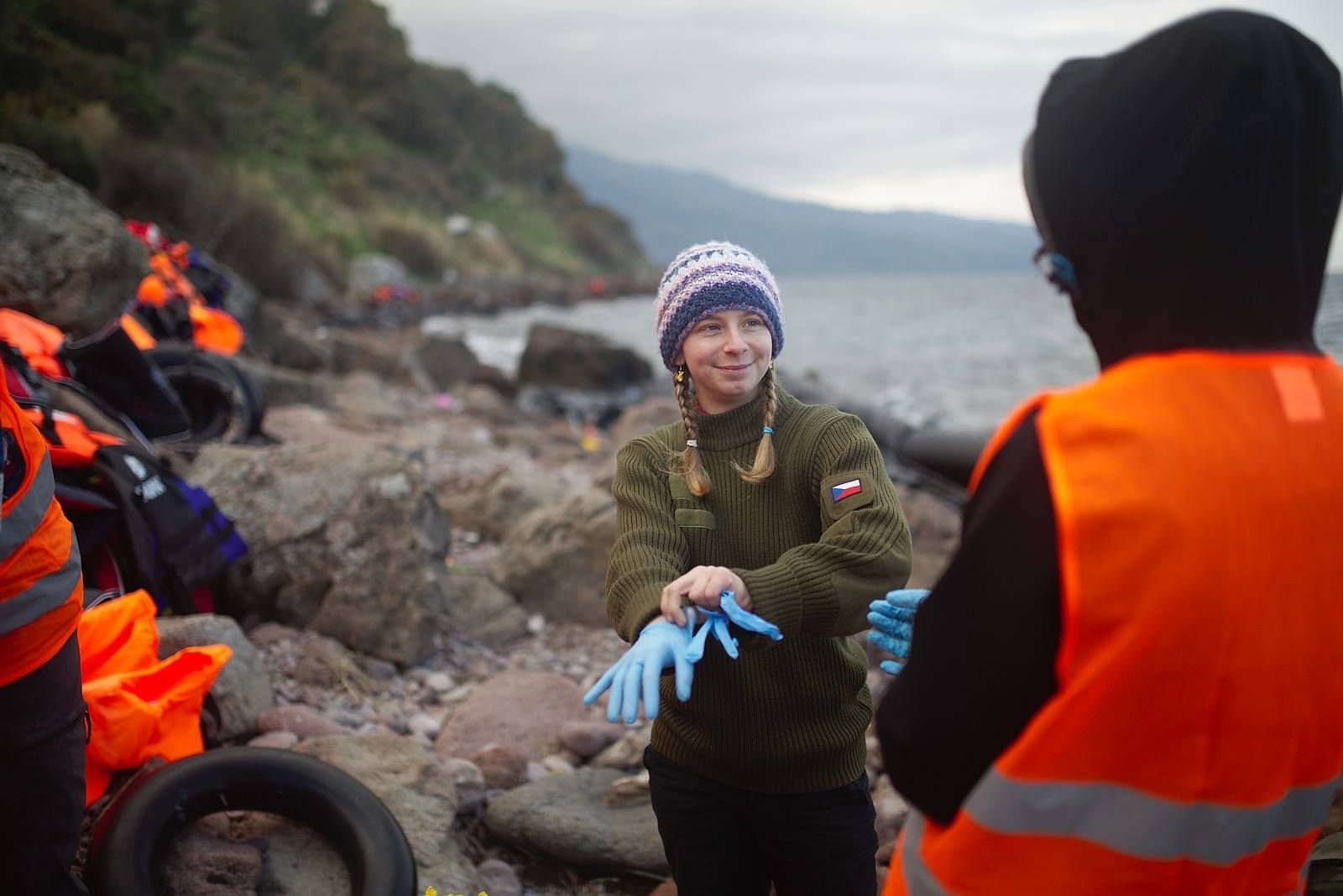 Dobrovolnice pomáhá uprchlíkům na ostrově Lesbos