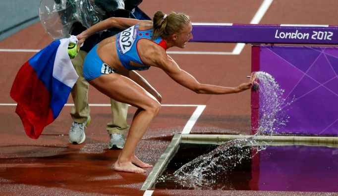 Ruská vytrvalkyně Julija Zaripovová slaví vítězství v závodu na 3 km steeplechase na OH 2012 v Londýně.