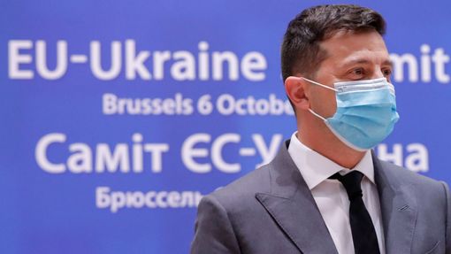 Ukrajinský prezident Volodymyr Zelenskyj se chrání rouškou během summitu Evropské unie a Ukrajiny.