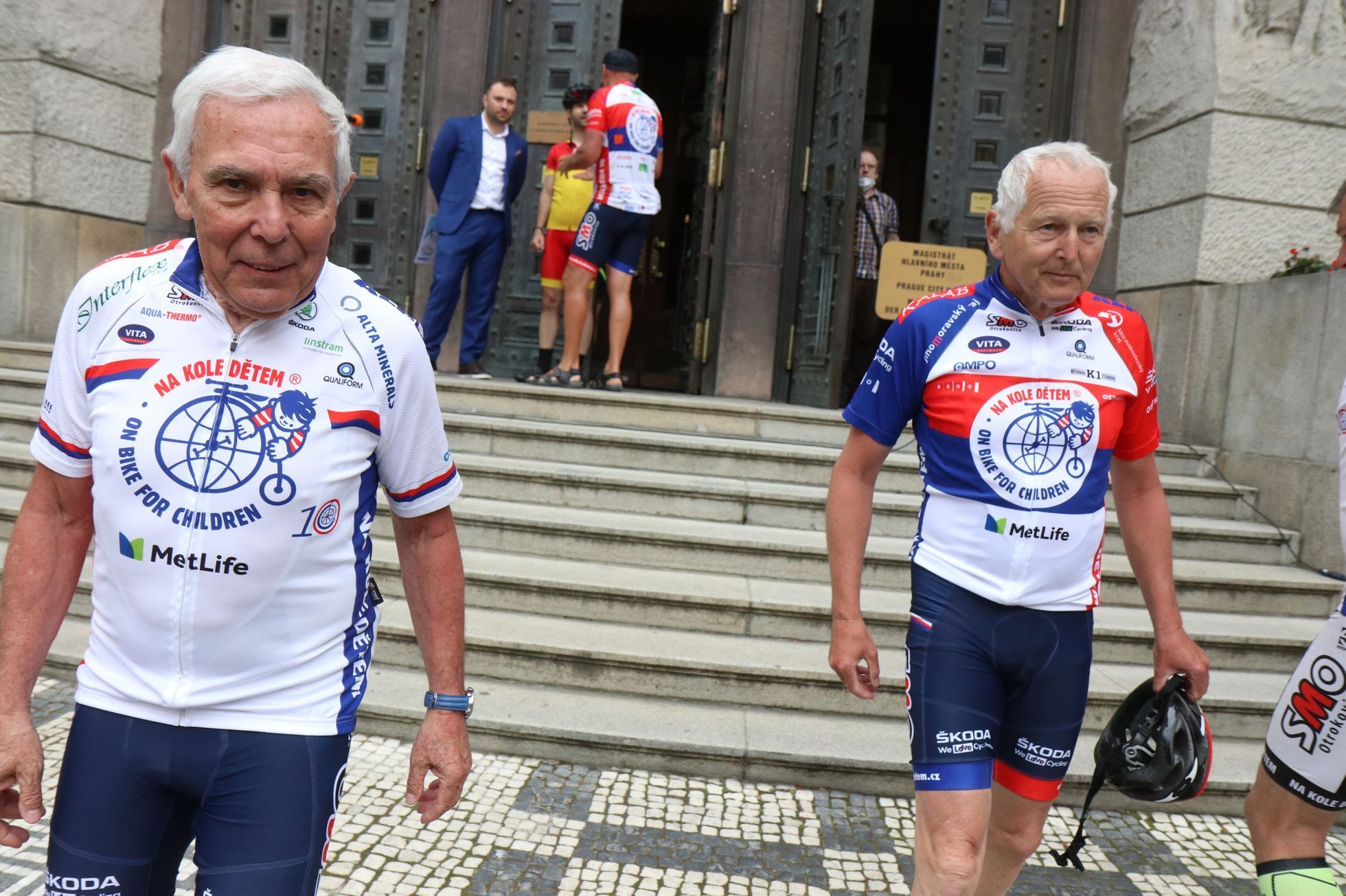 Lékaři Pavel Pafko (vlevo) a Jan Pirk během dobročinné cyklotour Na kole dětem.