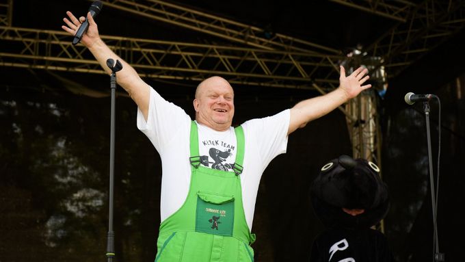 David Novotný jako zakladatel zábavního dětského parku Krtkův svět, podle něhož se jmenuje i celý snímek.