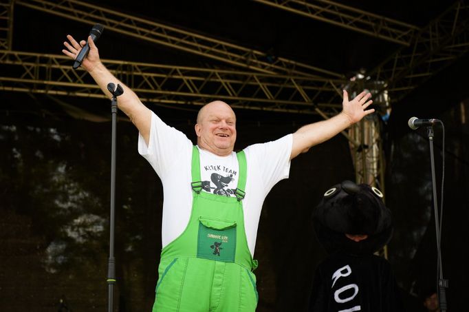 David Novotný jako zakladatel zábavního dětského parku Krtkův svět, podle něhož se jmenuje i celý snímek.