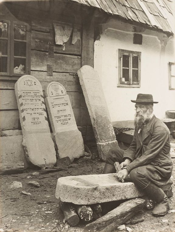 Bohumil Vavroušek: Výroba židovských náhrobků, Podleša Tačovo, ze sbírky Národního muzea, 20. léta 20. století