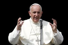 Papež se pomodlil před turínským plátnem, hovořil o migraci