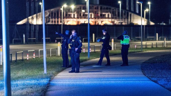 Policisté hlídkují u uzavřeného letiště v Kodani kvůli hlášením o dronech, 22. září 2025.