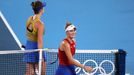 Markéta Vondroušová a Elina Svitolinová po semifinále OH 2020