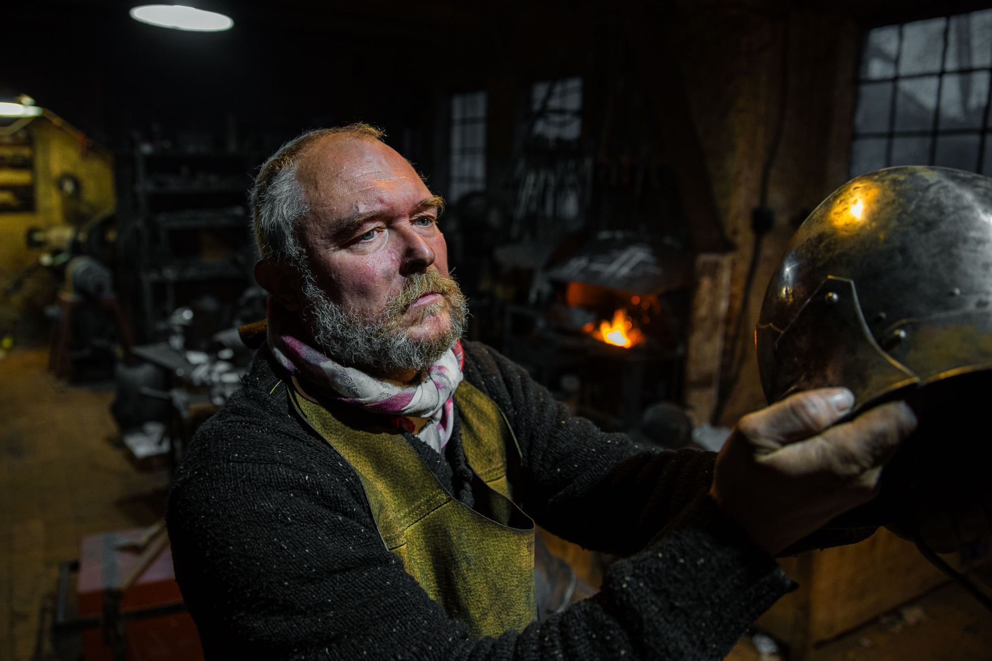 Kovář, platnéř Petr Brožek, výroba plátové zbroje a helmy