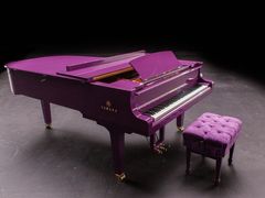 Purpurové piano od Yamahy. 