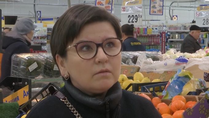„Manžel nemůže žít bez klobásy!“ Rusové jsou zděšeni pohledem na cenovky