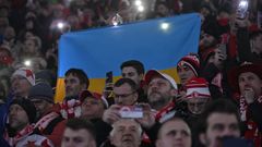 Fanoušci Slavie s ukrajinskou vlajkou před odvetou 2. kola EKL Slavia - Fenerbahce