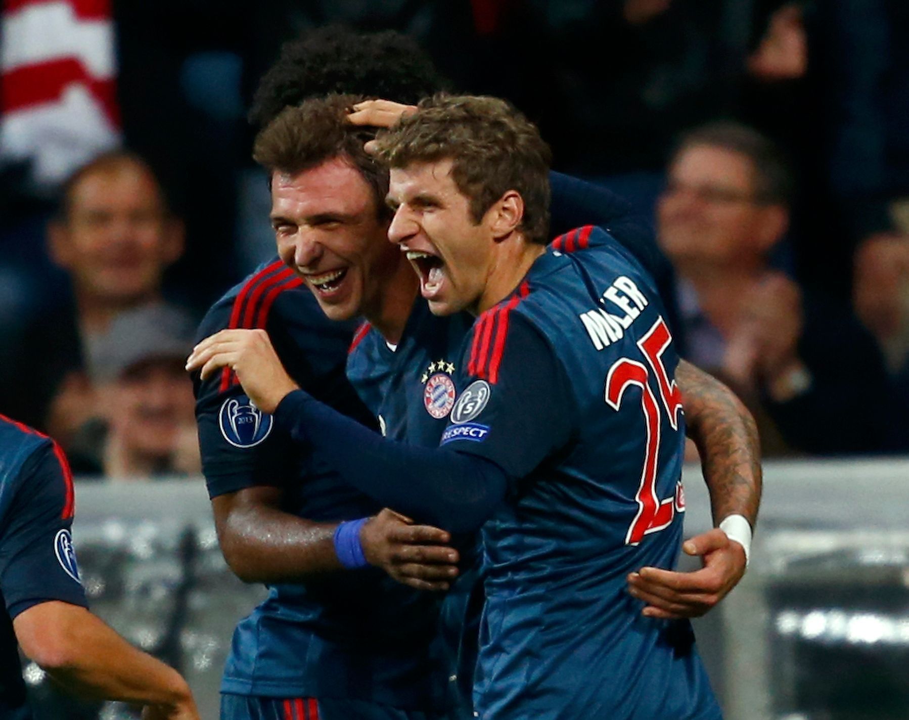 Fotbal, LM, Bayern - CSKA Moskva: Mario Mandžukič (vlevo) a Thomas Müller slaví gól